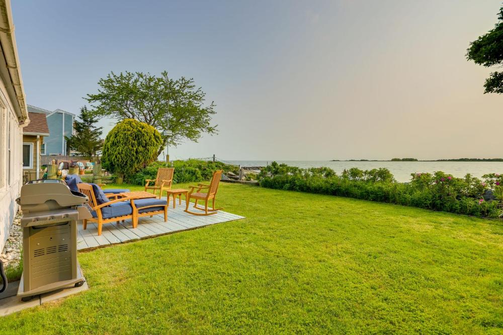 Waterfront Cottage with Sunroom and Patio and Grill